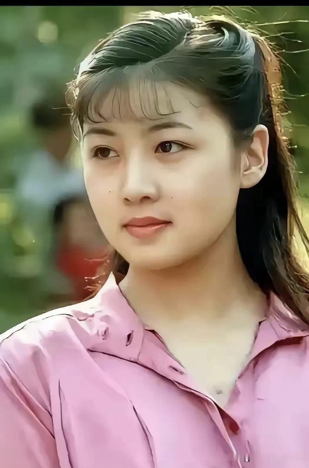 这位黄梅戏女演员好美啊，比马兰耐看，她的眼睛深邃，鼻子挺拔，颜值无可挑剔。

虽