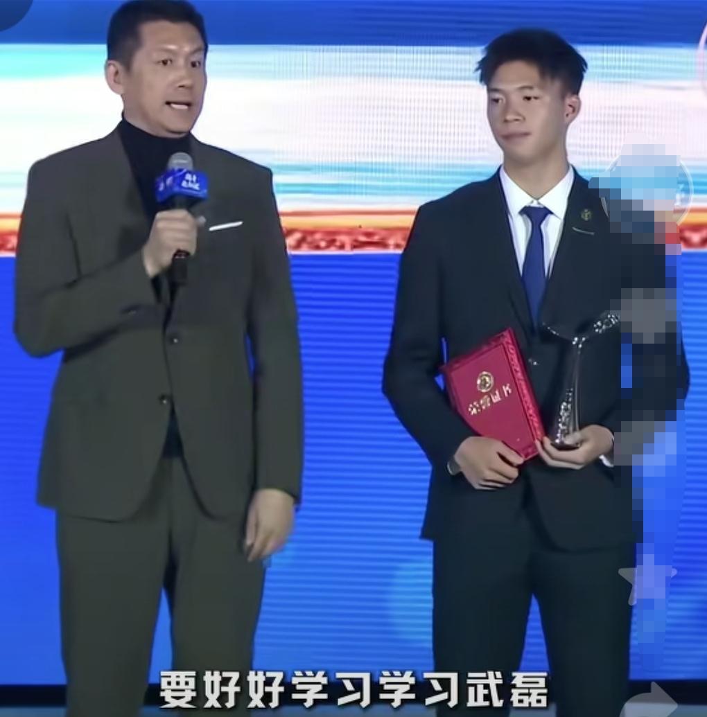 王钰栋面对杨晨所说的要学习武磊没有任何回应！只表示要继续努力争取获得金球奖！这就