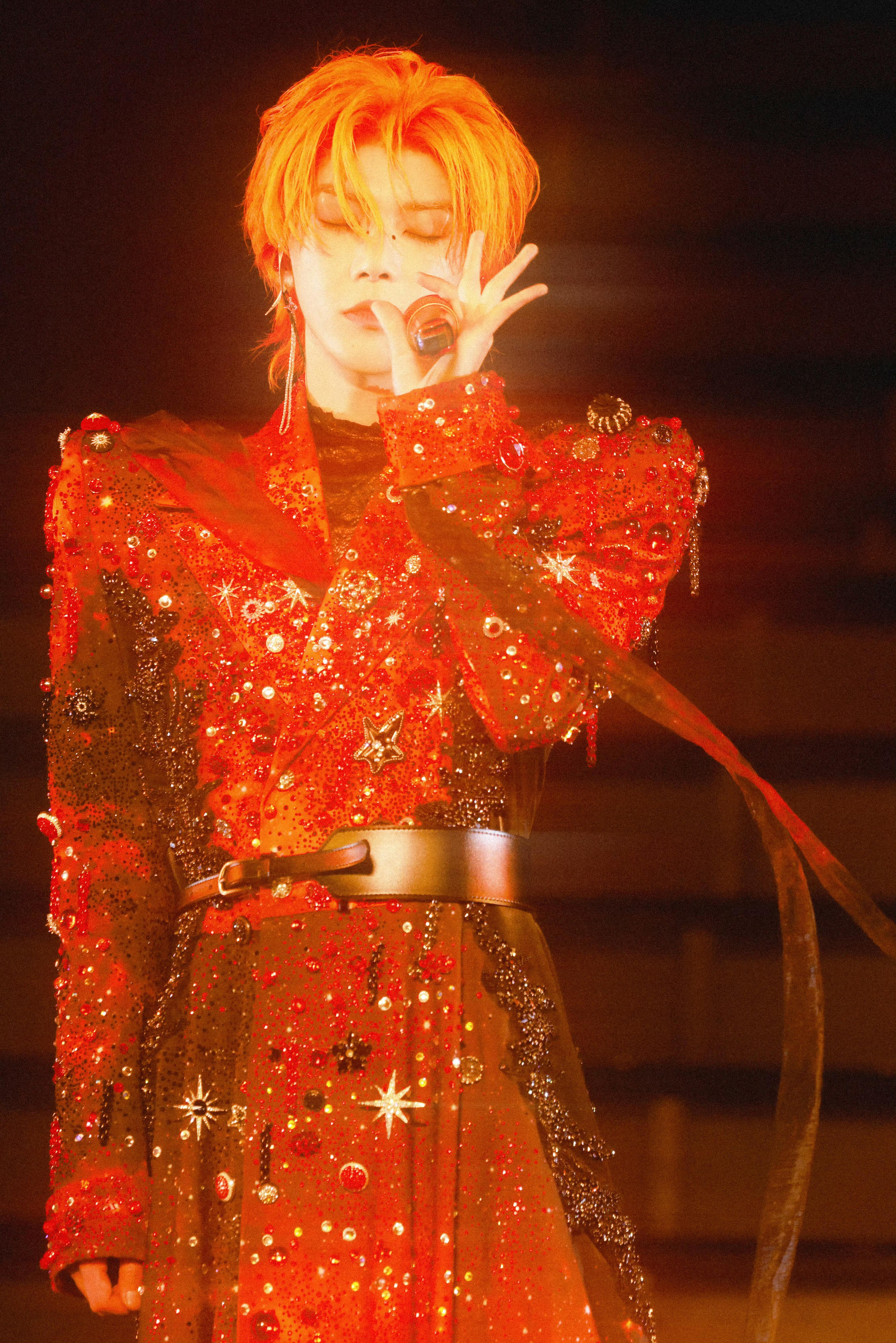 华晨宇20米高空站桩直播突破极限的舞台王者！华晨宇站在20米高空，手持摄像机完成