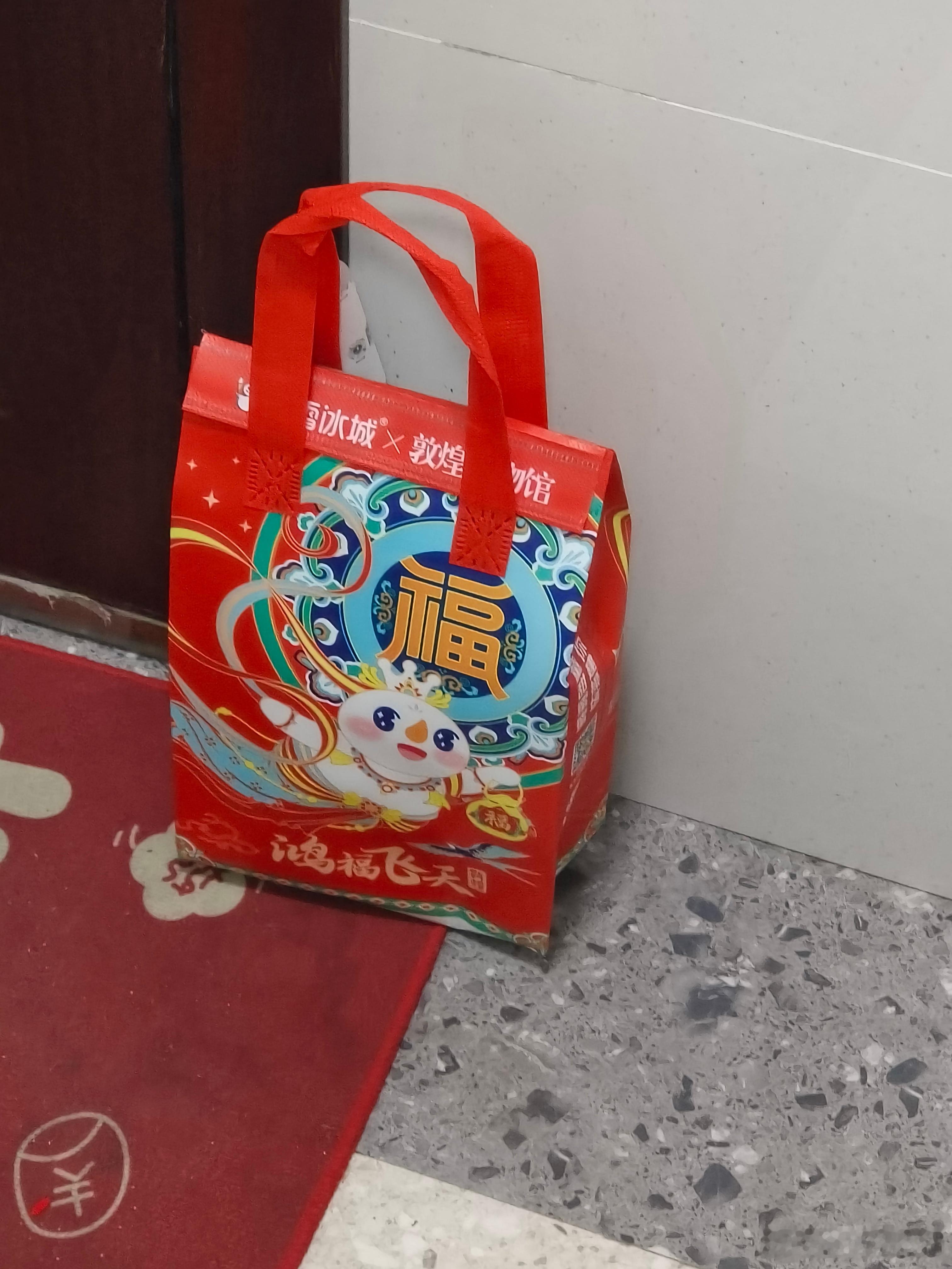 一出电梯就看到这是什么 