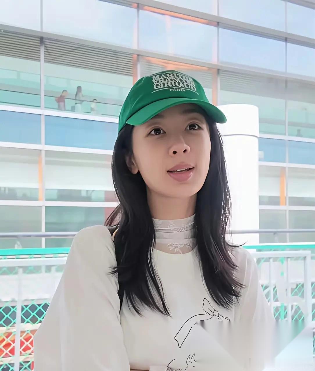 杨紫为啥偏偏选了一顶绿色帽子？机场生图引网友热议 杨紫机场这身私服，一眼就被头上