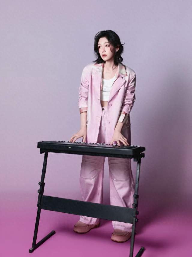 希林娜依·高用“色彩暴力”重新定义酷飒，两套穿搭公式可以学习