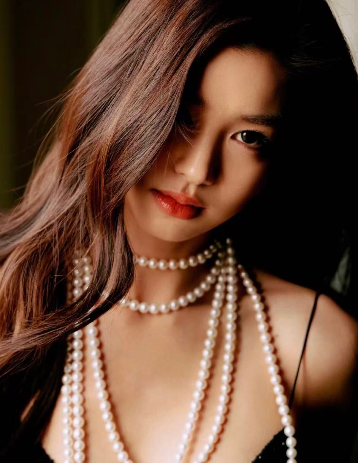 何穗陈瑜申贤智时尚力 各自美丽，各有风华！何穗温柔大气，清冷优雅又迷人。陈瑜利落