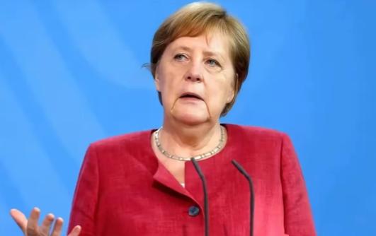 退休几年的默克尔，突然露面了。
一开口，就给整个欧洲划了三条线。

第一条线，“