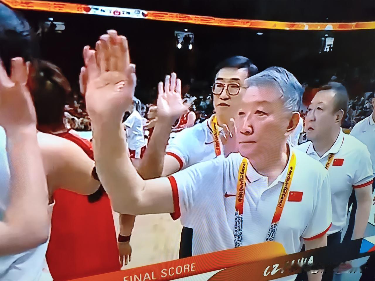 宫鲁鸣不愧是个经历过大场面的将帅，女篮绝处逢生，宫鲁鸣命硬且命大宣布摆脱下课危机