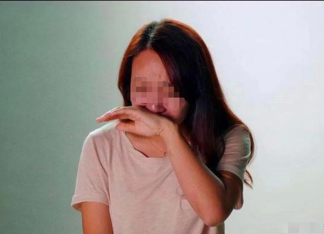 干得漂亮！河北霸州，一年轻女老师，见男学生正骑在女生身上，双手按着女生头部左右摆