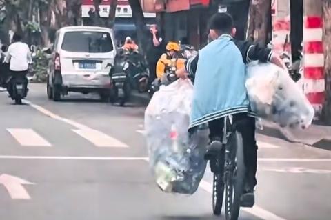 安徽，一名高二学生，为了帮妈妈挣医药费，帮爸爸还账，放学后收瓶子去卖，他在黑板留