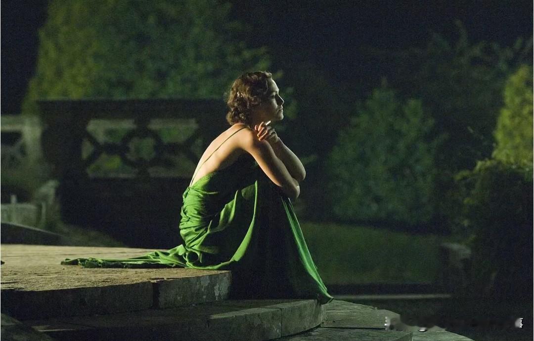 人这一生，缺钱和缺爱到底哪个更难熬？其实答案从来都不固定，全看身处什么处境。
 