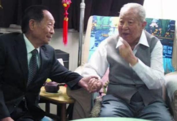 2006年，76岁的袁隆平去北京出差，特意抽时间去拜访85岁的华国锋，那时候华国