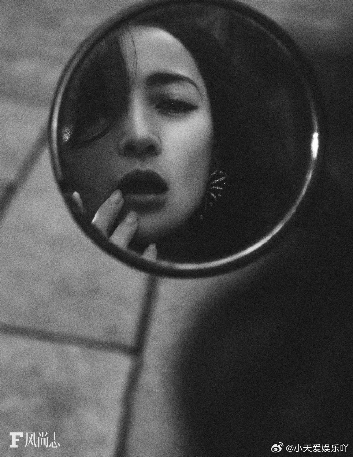 蒋勤勤酷飒风高智感米兰街头的蒋勤勤像自带电影滤镜，全黑造型酷飒干练，步伐从容坚定