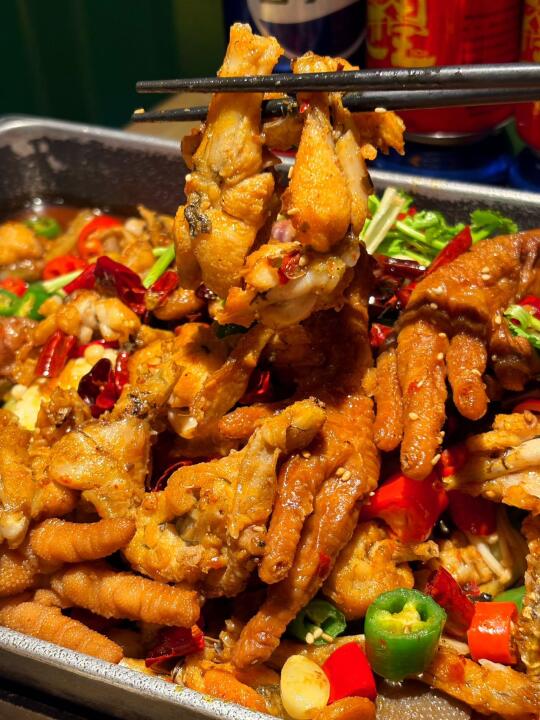 吃🐸牛蛙+抓财游戏！这家店真会玩！