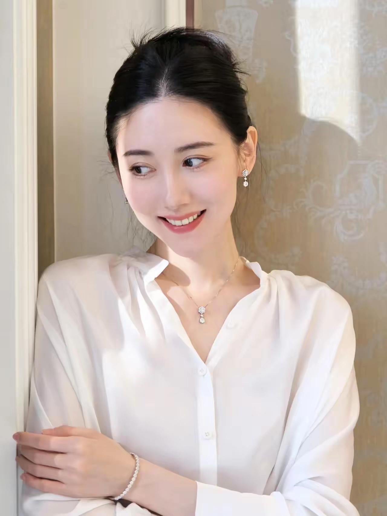 发一张你眼中最美的微笑照片甜美的笑容如甘霖雨露滋养了每一个看到的人的心灵。笑靥如