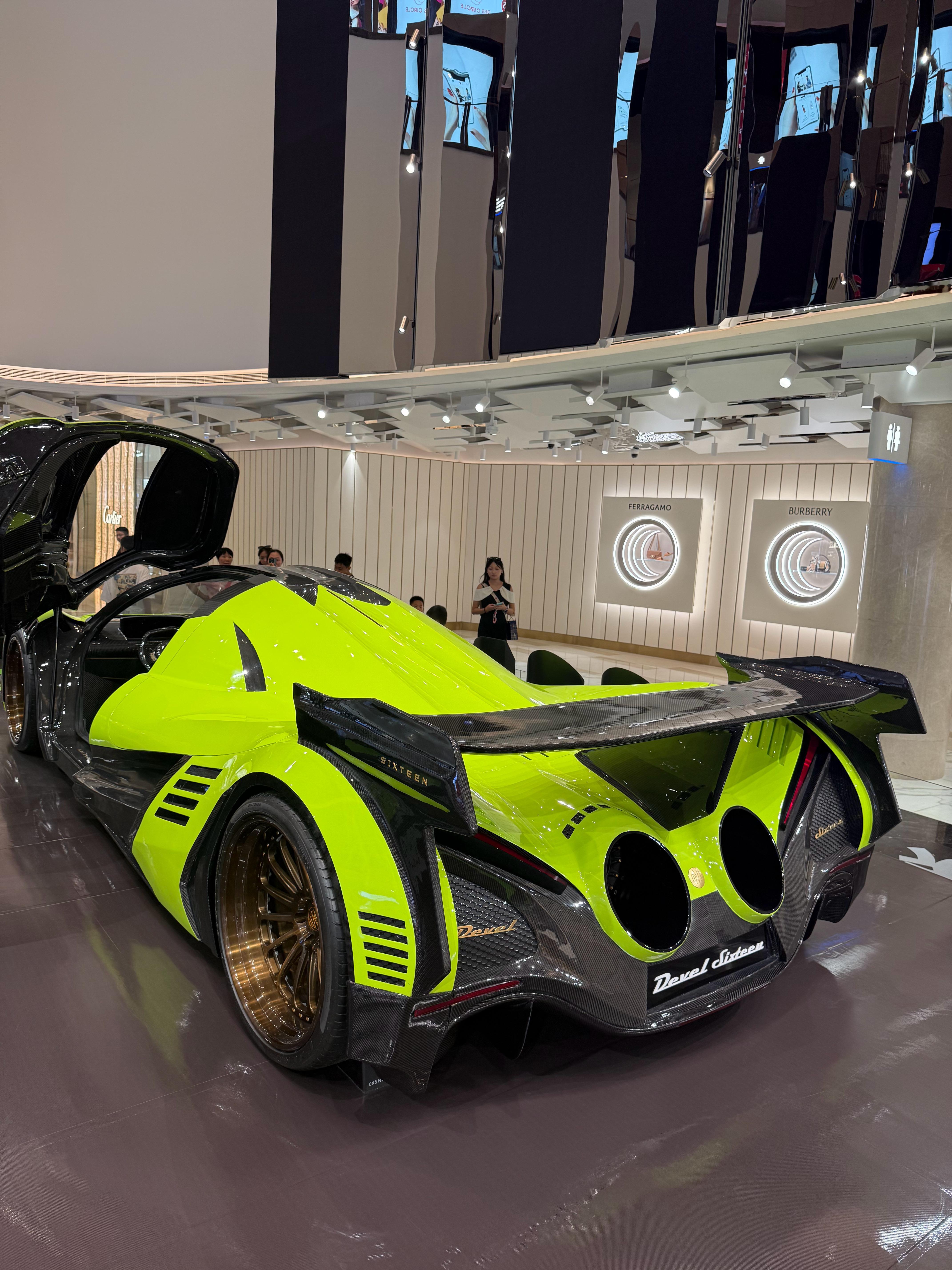 终于在澳门见到实车了。Devel Sixteen 搭载一台12.3升V16 四涡
