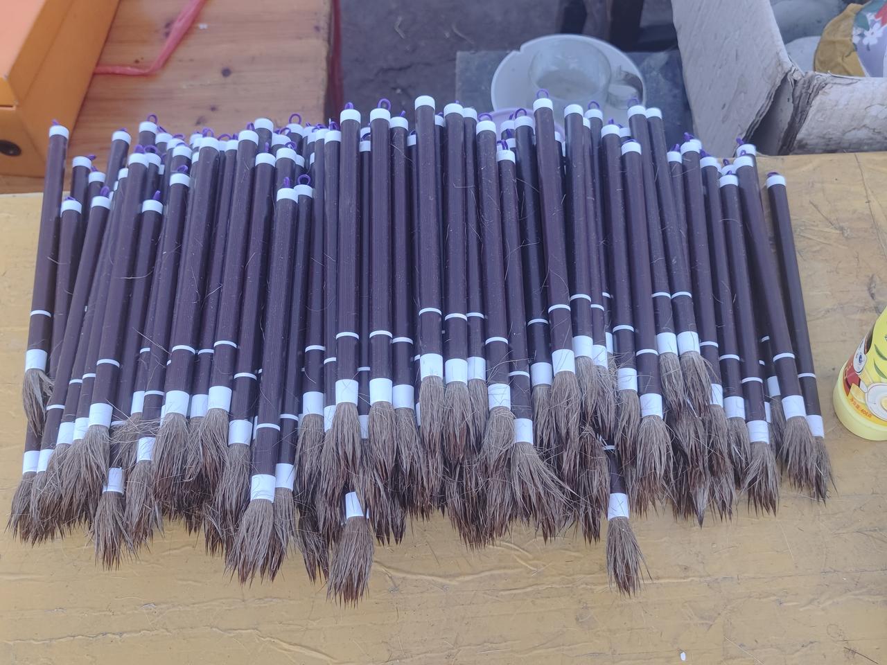 求购一支称心顺手的毛笔太难。不是掉毛，就是散头，用不了几天心情比毛笔还差。
扬州