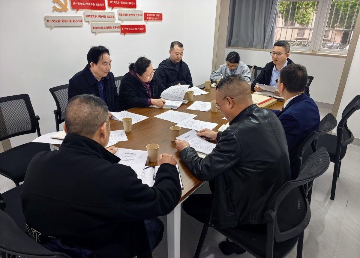 5月7日，宁波鄞州区百丈街道朱雀社区宝泰花苑小区内，崭新入驻的宁波大拇指企业管理