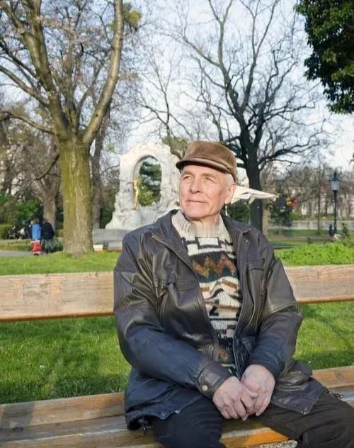 记录者 德国有个49岁的男人，叫诺伯特，已经20年没上过班了。他每月领563欧元