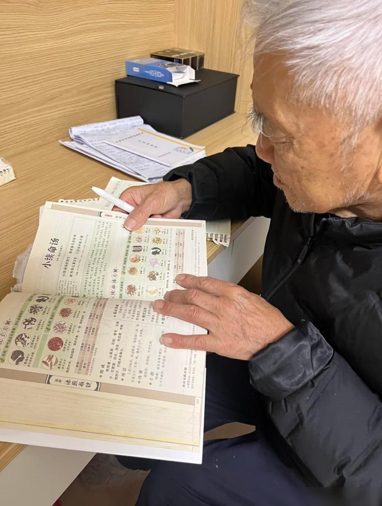 真是太荒谬了。

网上一位知名中医讲少糖少油少盐，也建议吃鸡蛋、喝牛奶、吃牛肉。