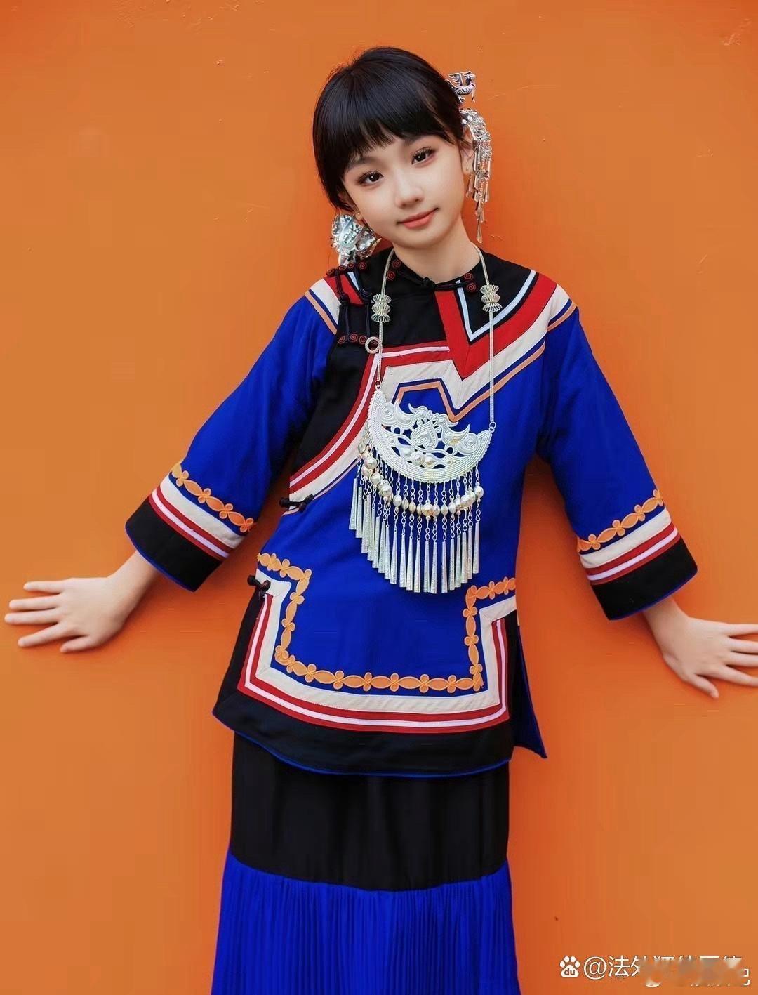 张丹峰和洪欣的小姑娘真好看，小小年纪就像爸妈一样漂亮 