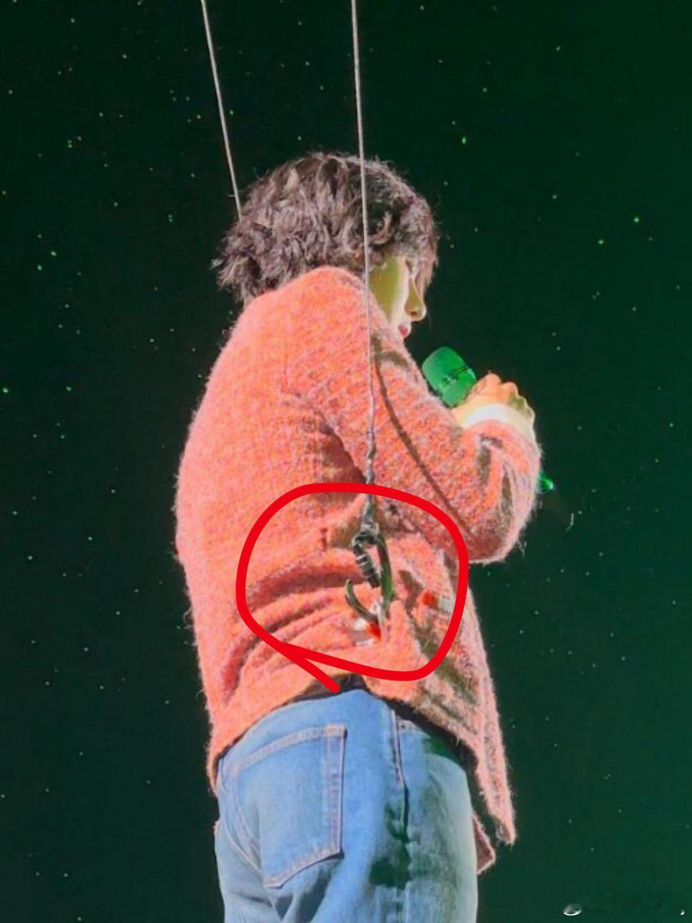 王一博 安全扣没扣好 王一博吊威亚 没扣安全扣太大意了。 