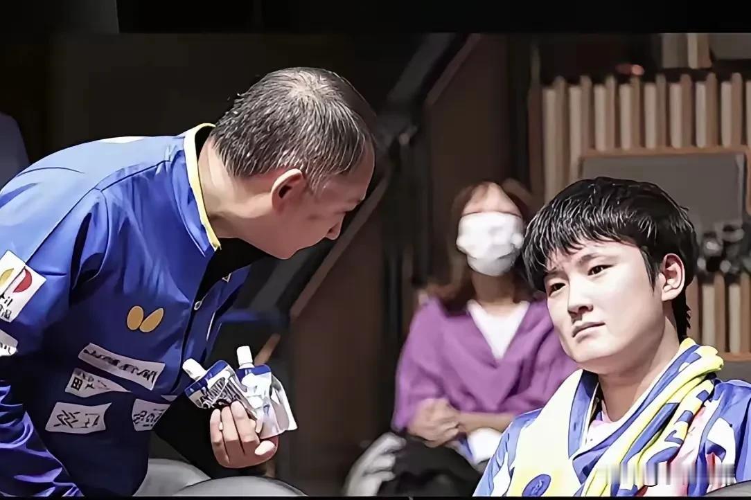 有个事

我一直不敢说

我发现张本智和有一个非常严重的问题，就是他和父亲在场边
