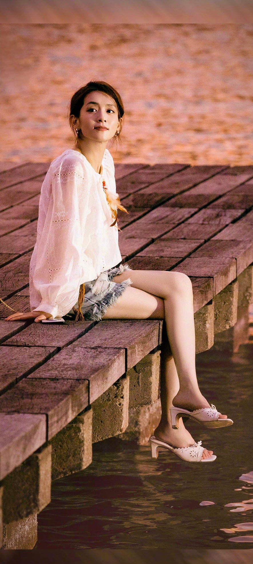你坐着看风景，看风景的人在看你~陈昊宇[送花花][送花花][送花花] 