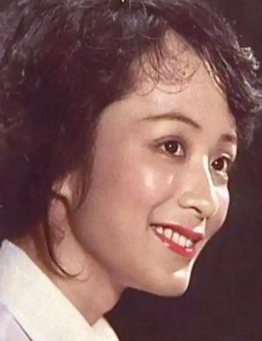 1997年，知名歌唱家谢莉斯在台上倾情演唱，突然感觉嘴巴麻木，不受控制的歪向一边