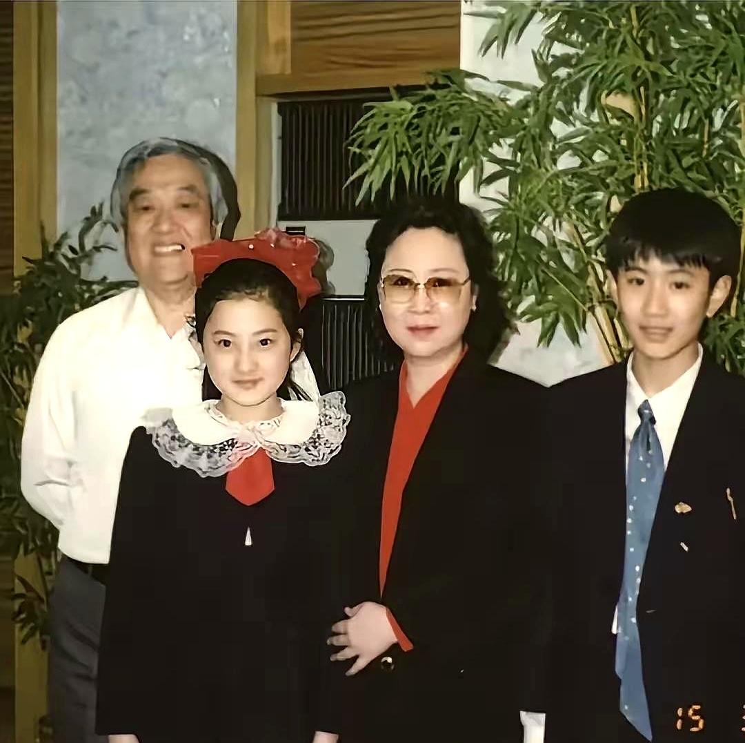 你知道琼瑶当年有多喜欢金铭吗？
为找“小婉君”跑了一圈小演员，结果一见金铭，当场
