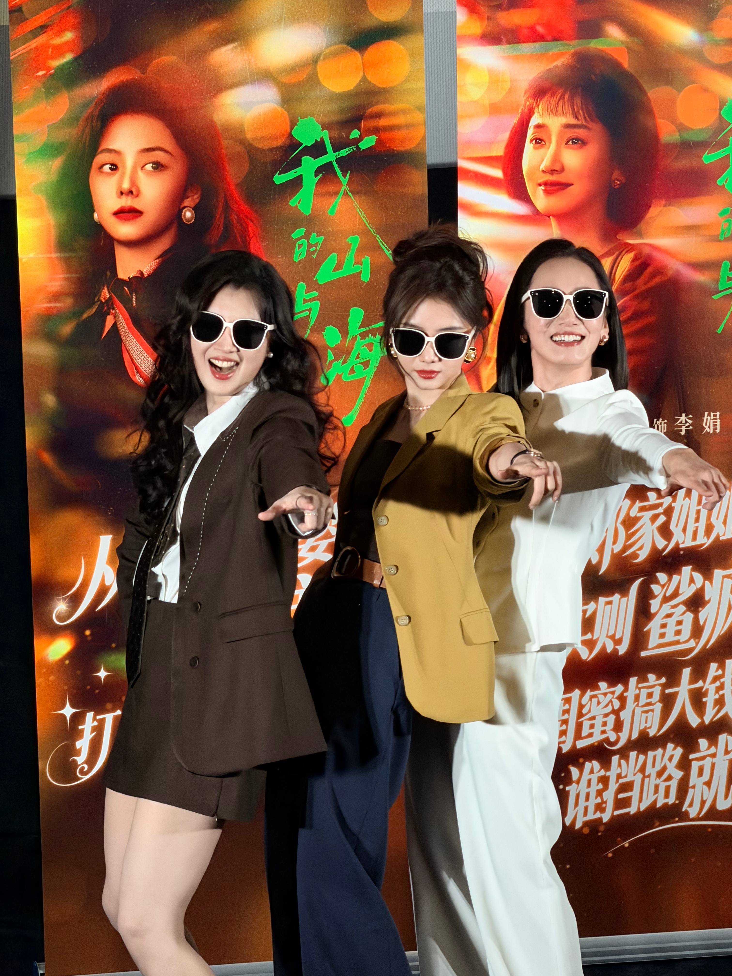 谭松韵复古disco舞 看到谭松韵跳复古disco的片段，她在台上又唱又跳特别放