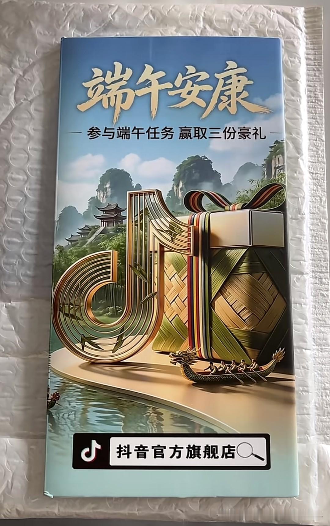 当你扫码后，通常会被引导添加所谓“客服”微信，对方会先给你发个小额红包建立信任，