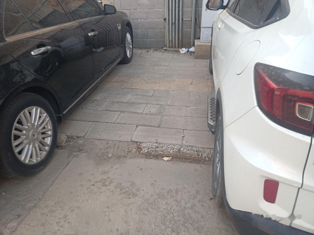 白色本田XRV司机一侧得有一米宽，副驾一侧也就有十公分，咱就说你让灰色吉利车司机