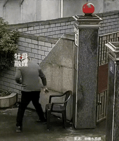 这个人真是够倒霉的了，早不摘下安全帽，晚不摘下安全帽，恰恰是在不安全的时候摘下了