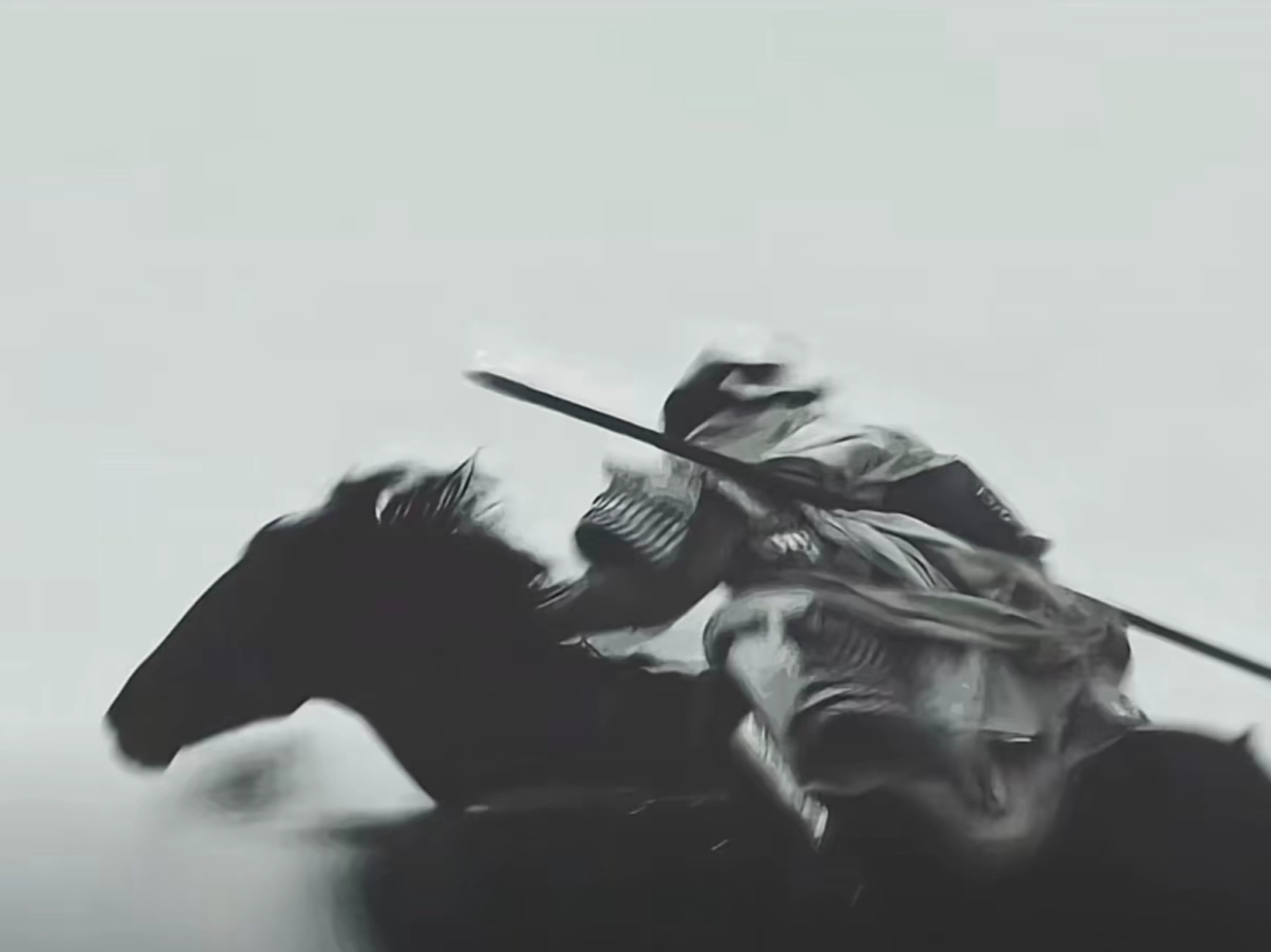 何润东演的项羽不需要看正面，只看单单一帧的剪影，就知道这个项羽有多猛了，至于另一