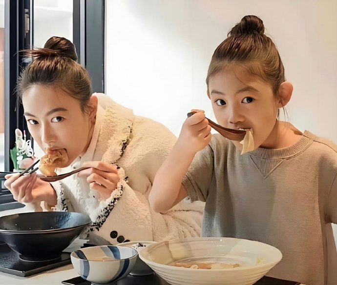 陈冠希的女儿长大了，越来越像爸爸了。陈冠希以为碰到一群迷妹 