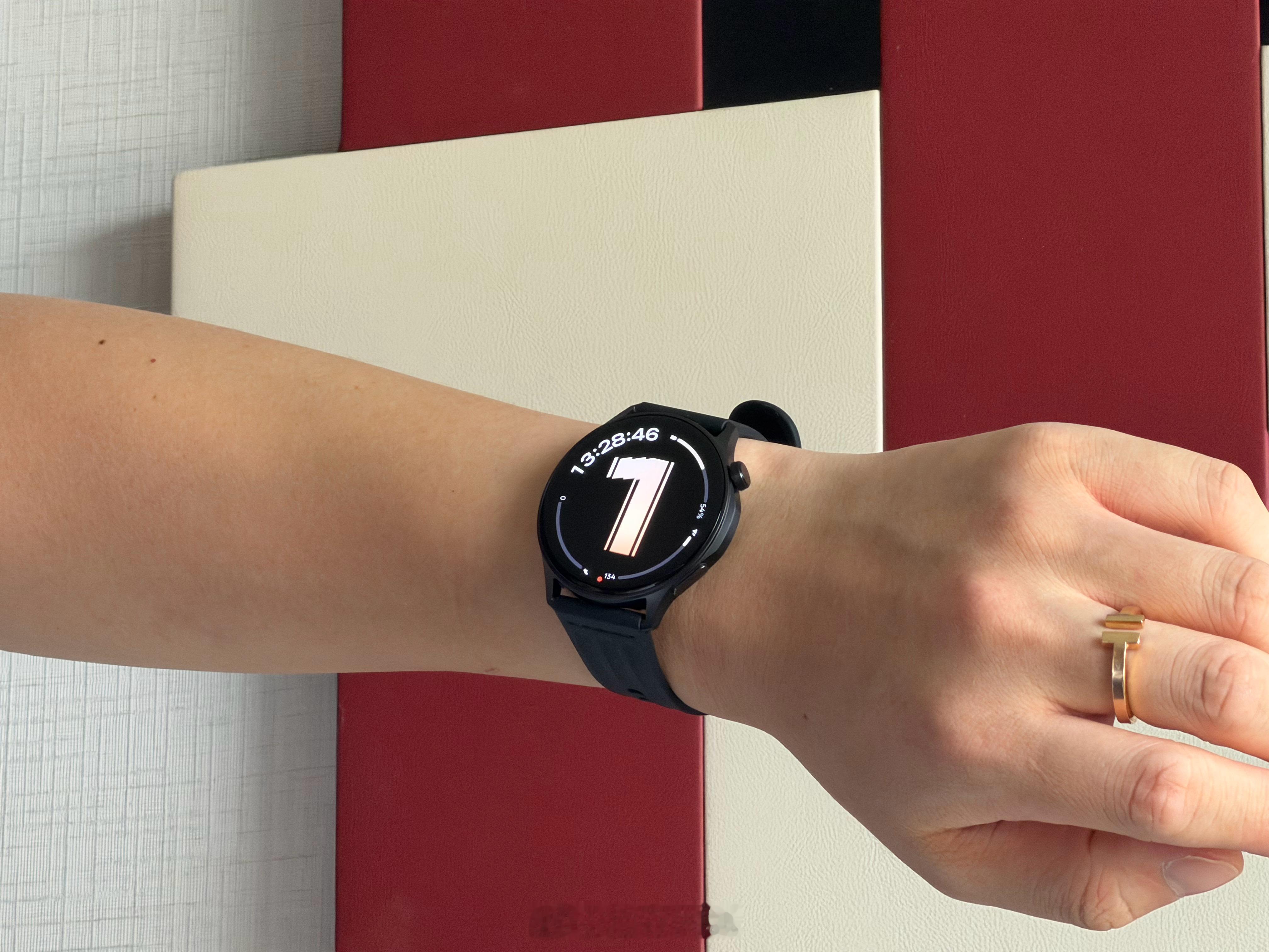 收到了OPPO Watch S的「轻薄好礼」刚打开还没找到手表在哪，结果在蕉内的
