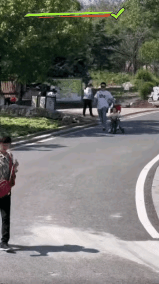 这是何苦啊！为一条短视频，让年幼孩子狠狠摔在硬质路面！

出门游玩总能见到各式各