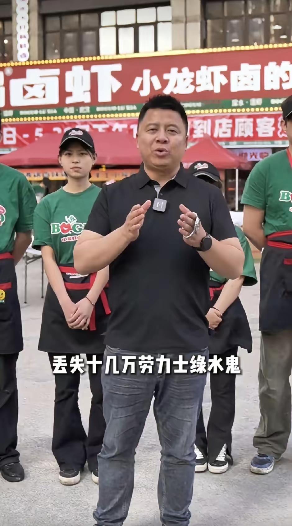 5月1日，湖北武汉。小男孩在饭店捡到价值十几万的绿水鬼手表，和妈妈交给饭店老板保