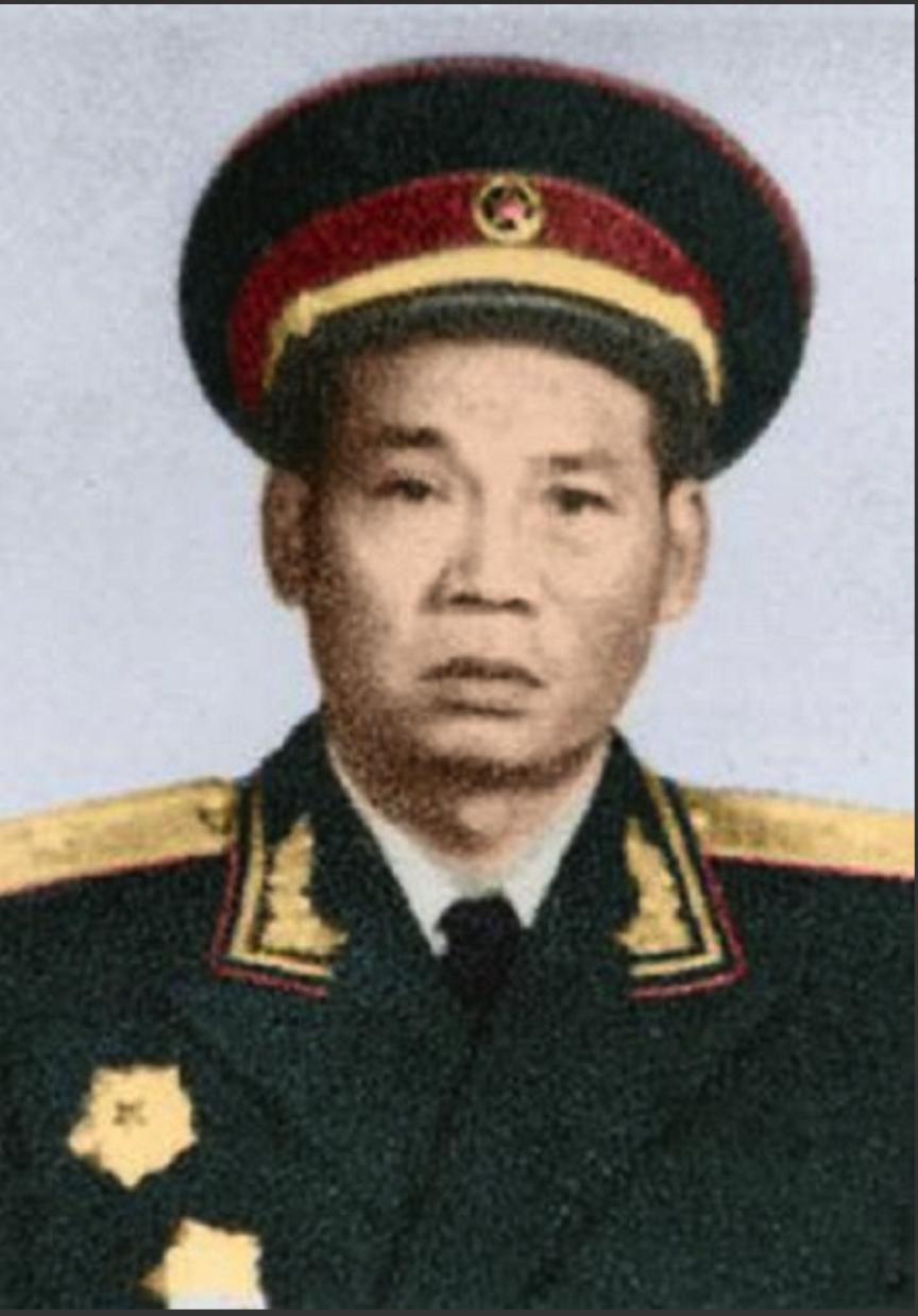 1937年，2名马家军骑兵，要将一名走散的西路军战士活埋，这时，一个地主对他们说