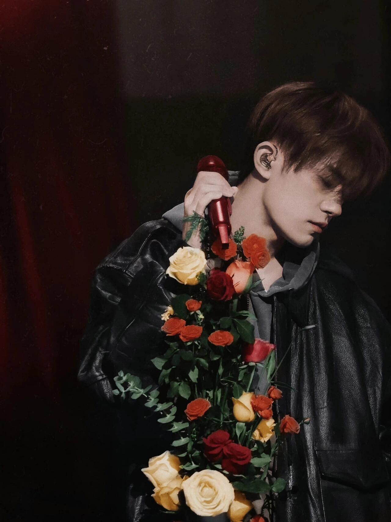 易烊千玺｜墙角开了一朵小花🌸 