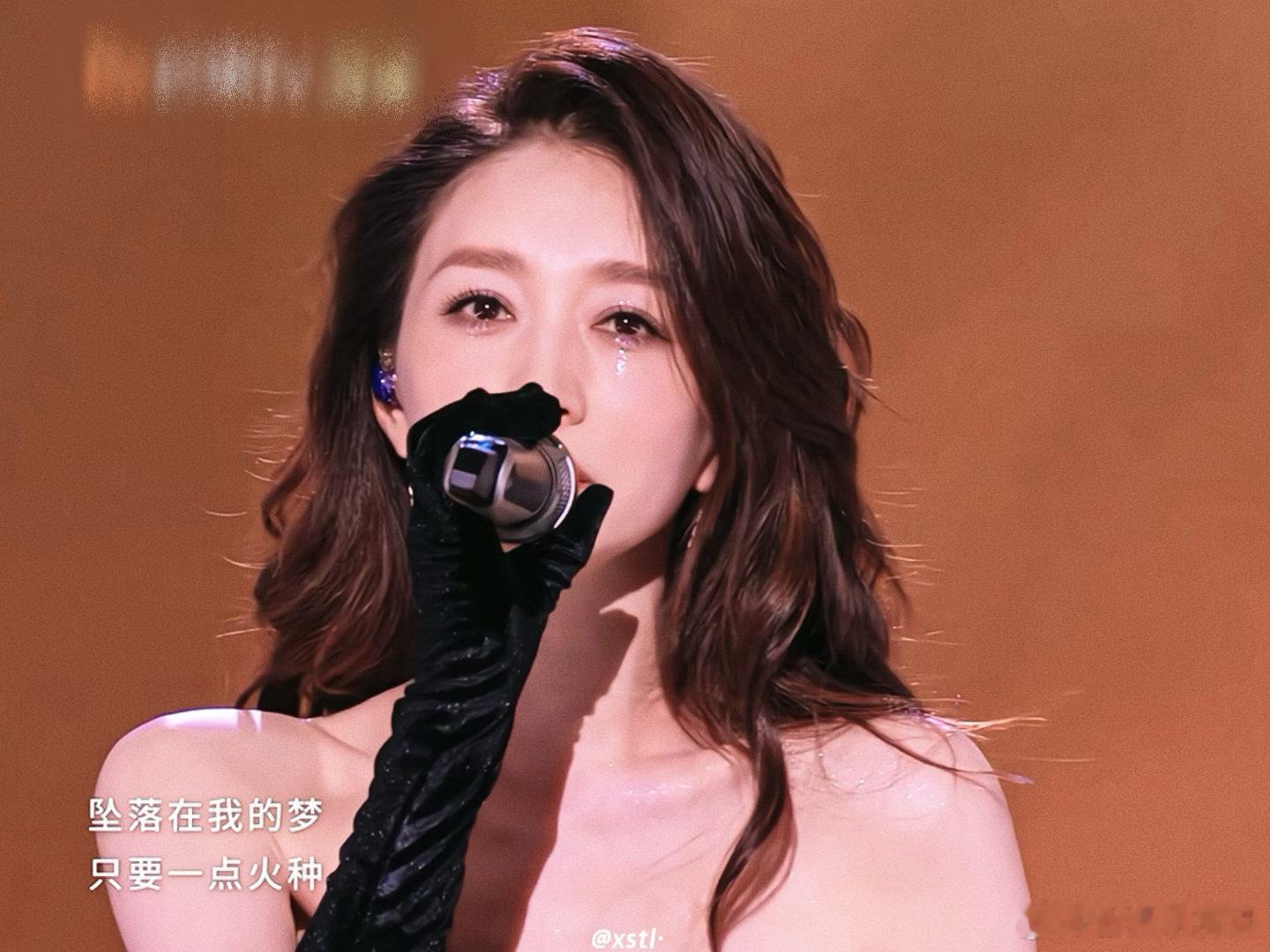 李小冉问你们知道我穿的是运动鞋吗绝美大 vocal 在线调皮，礼裙 + 运动鞋脑
