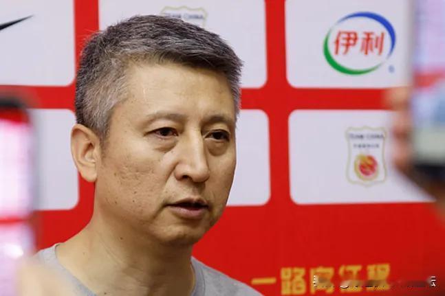 “他擅长赛前准备和防守，但拙于进攻”——郭士强前翻译一篇长文，把中国男篮主教练的