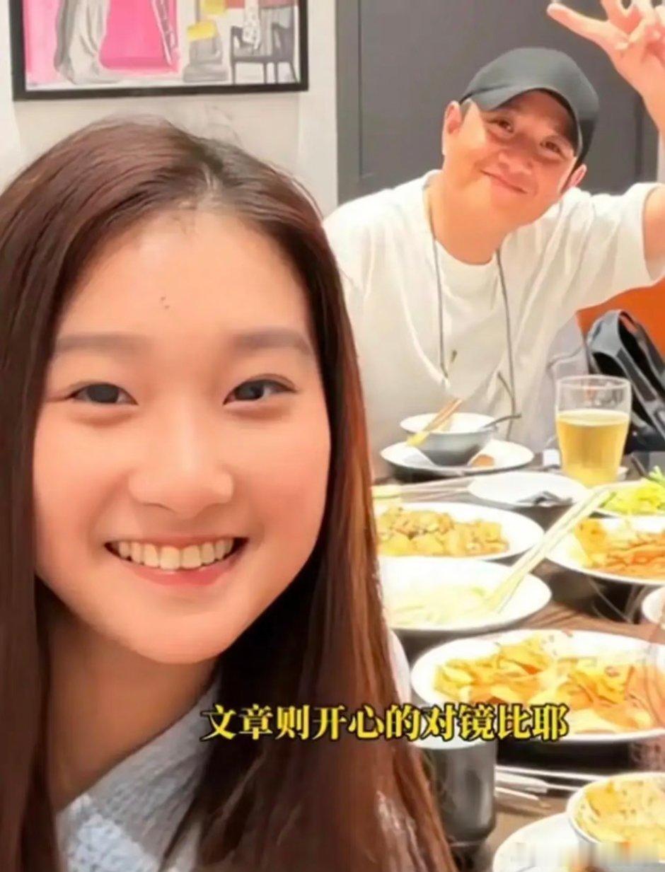马伊琍文章女儿文爱马现身老爸面馆 