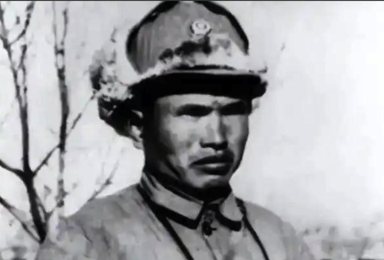 1938年，营长只剩5发子弹。他深夜带20人爬进日军尸堆扒枪。天亮后，鬼子竟举白