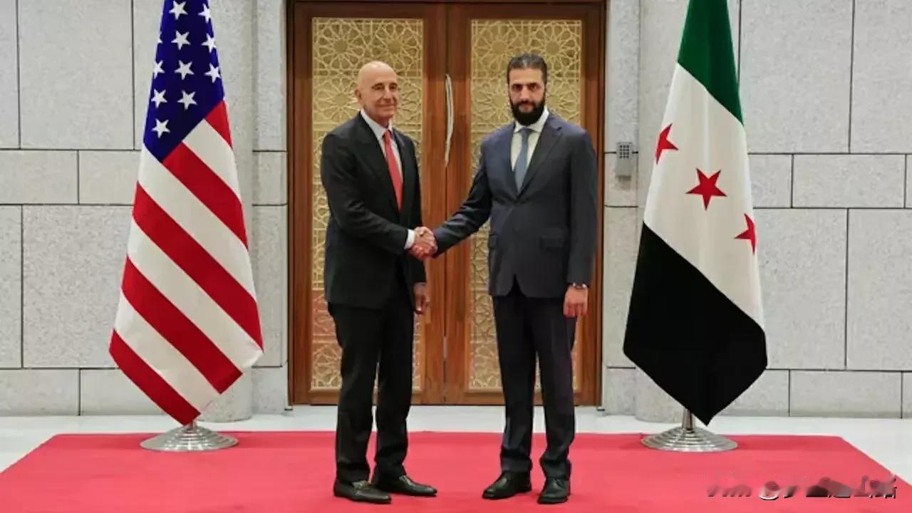美国是联邦制，朱拉尼却不让叙利亚建成联邦制，要统一叙利亚，还得到美国的支持。
库