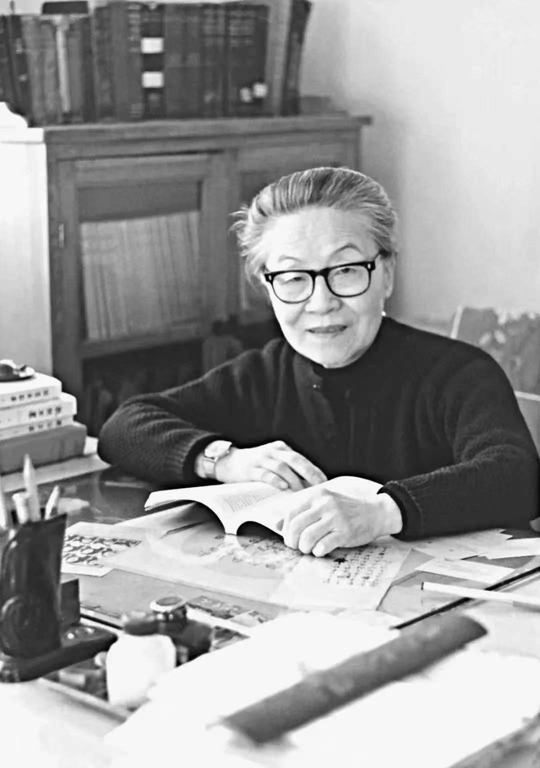 最近看到网上疯传一段“杨绛说女人结婚后就没家了”。我查了图书馆借来的《我们仨》和