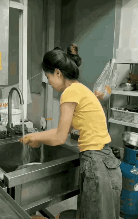 这个习惯不太好，用自来水洗过的食物可以直接吃了，为什么还要在衣服上擦几下，这不等