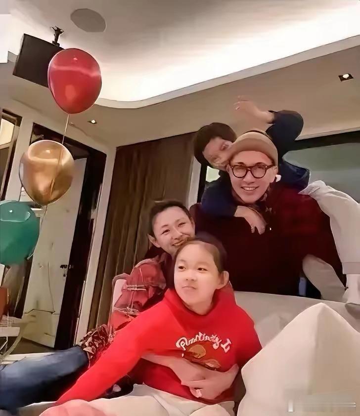 大S儿子的手搭在具俊晔肩上，整个人几乎挂在他身上。青春期前的孩子最敏感，身体语言