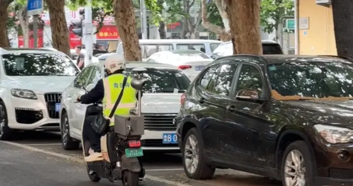 果然视频｜路边停车忘记缴费？一起看看如何网络补缴
