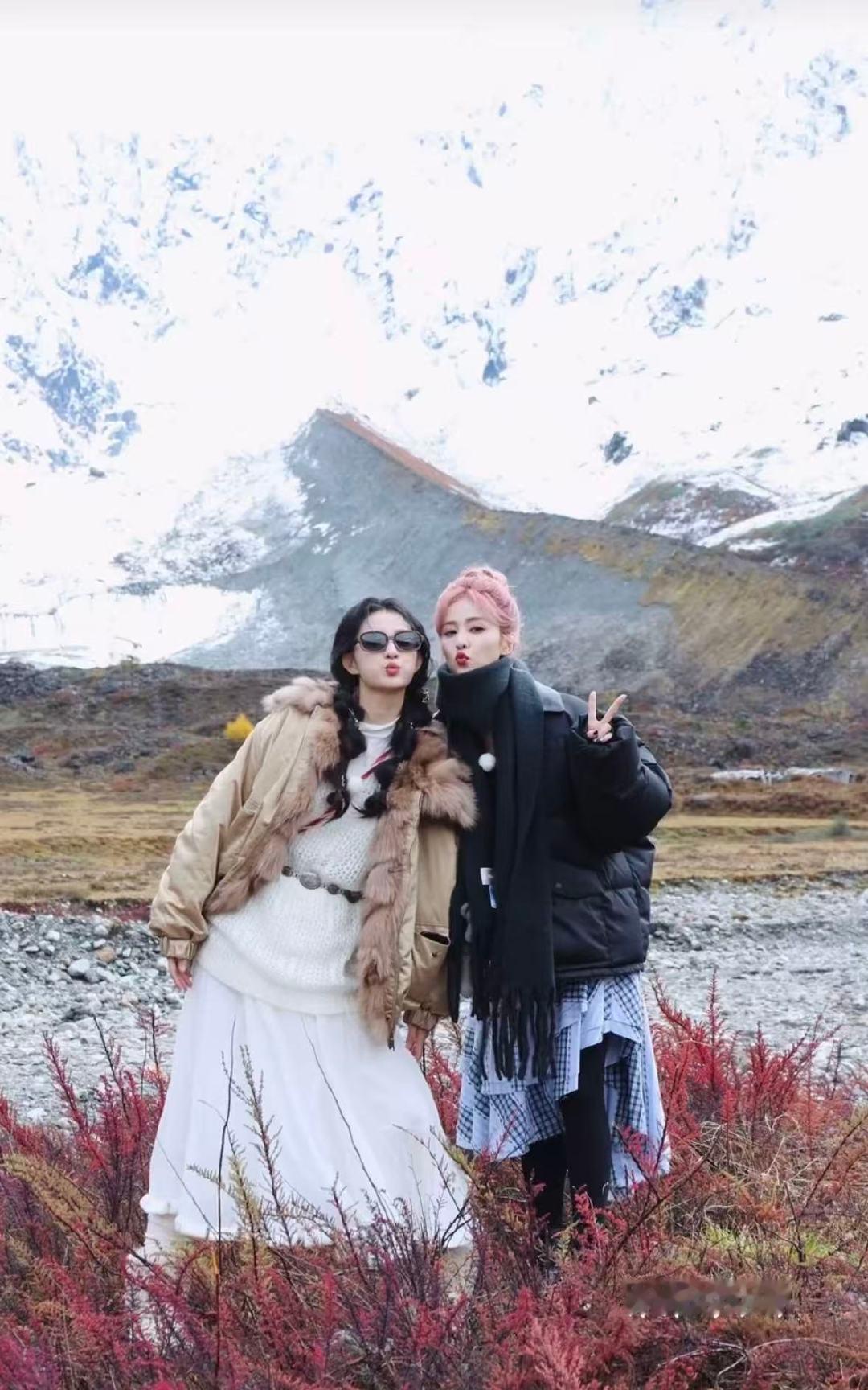 白鹿王楚然跑男雪山合影白鹿王楚然贴贴 好赏心悦目的两个女宝 ​​​