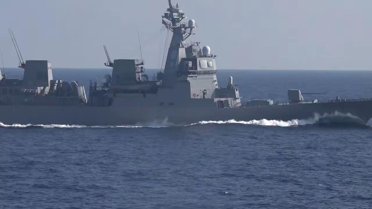 辽宁舰远海训练归来那天，竟被日舰跟踪监视，这小伎俩真够无聊的。日本就跟个爱窥探的