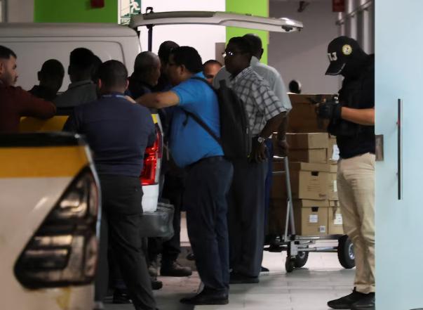 彻底翻脸不认账？巴拿马当局突袭长和办公室，货车拉走大批纸箱
据路透社报道，有消息